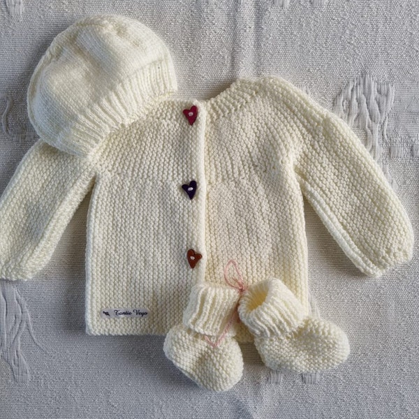 Ensemble bébé tricoté mains, brassière, chaussons et bonnet