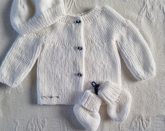 Ensemble layette tricoté mains brassière, bonnet, chaussons