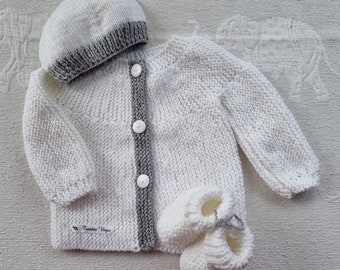 Ensemble bébé tricoté mains brassière, bonnet et chaussons