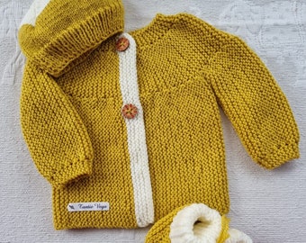 Ensemble bébé tricoté mains brassière, bonnet et chaussons