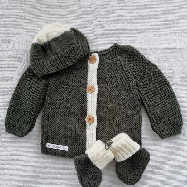 Ensemble bébé tricoté mains brassière, bonnet, chaussons