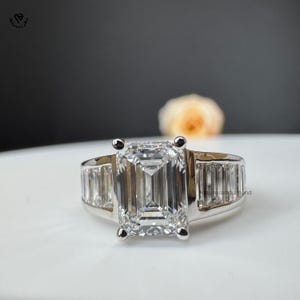 Anillo de compromiso con diamantes cultivados en laboratorio de talla esmeralda: piedra lateral baguette en oro de 14 k