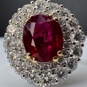 Anello con alone di diamanti e rubino rosso creato in laboratorio: anello da cocktail in oro bianco 14 carati