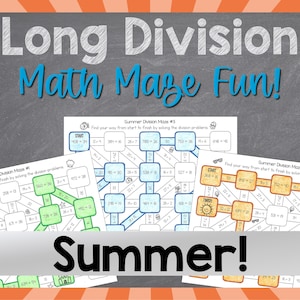 Op de afbeelding: Educatieve wiskunde-werkbladen met de tekst "Long Division Math Maze Fun!" en "Summer!". De vellen bevatten doolhoven met wiskundige problemen om op te lossen. De achtergrond is een schoolbord met een oranje en witte gestreepte rand.