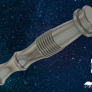 Könnte beinhalten: Ein silberfarbenes, 3D-gedrucktes Requisite, das einer futuristischen Waffe ähnelt. Das Requisite hat eine spitze Spitze und einen zylindrischen Körper mit einem strukturierten Griff. Das Requisite ist vor einem dunkelblauen Hintergrund mit weißen Sternen platziert.