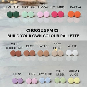 Op de afbeelding: Een selectie van 20 verschillende ronde polymer clay oorbellen in verschillende kleuren. De kleuren omvatten petrolblauw, merlot, druivensap, stoffig roze, perzikroze, smaragdgroen, eendenei, roze bloesem, felroze, papaja, melkchocolade, stof, latte, zacht beige, wit, lila, roze, hemelsblauw, muntgroen, citroensap, perzikpluis, koninklijkblauw, klassiek blauw, pistachegroen en zwart.