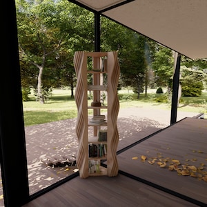 Könnte beinhalten: Ein Bücherregal aus Holz mit wellenförmigem Design, das fünf Regalbretter mit Büchern und Dekorationsartikeln bietet. Das Bücherregal steht in einem modernen Haus mit großen Fenstern, die einen grünen Rasen überblicken.
