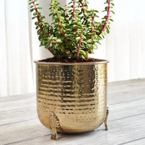 Maceta de metal dorado martillado para decoración del hogar/decoración para interiores, balcones, salas de estar/decoración de mesa en dorado, blanco y negro (planta no incluida)