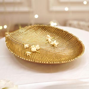 Metal Leaf Shape Tray, Tropical wedding jewelry holder Aesthetic room decor vanity tray Key dish,  Birthday Gift, Gift forFriend Diwali Gift