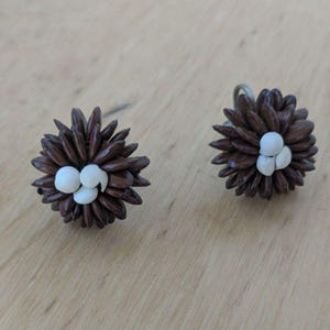 Vintage Koa Seed & Niiahu-schelpoorbellen met schroefsluiting - bruin en wit