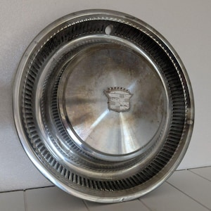 Puede incluir: Un juego de tres tazas de cerámica con un acabado moteado y mate. Las tazas son de color crema, gris claro y gris oscuro. Cada taza tiene un diseño simple y minimalista.