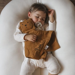 Kuscheltier Baby personalisiert Kuscheltuch mit Name Schmusetuch mit Namen Ein persönliches Geschenk zur Geburt für Mädchen und Jungen Bild 1