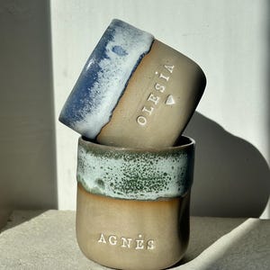 Tasse à café ou à thé personnalisée en céramique - Mug avec nom personnalisé - Cadeau en poterie faite main pour amateur de café - Cadeau d'anniversaire unique - Va au lave-vaisselle