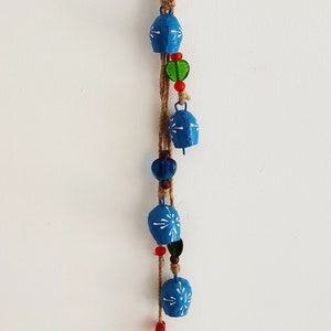 Cadena de campanas de cereza azul con cuentas