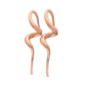 Può includere: Un paio di orecchini in oro rosa con un design astratto e fluente. Ogni orecchino presenta una parte superiore ad anello che si curva in una forma sottile e allungata. Gli orecchini hanno una finitura metallica lucida.