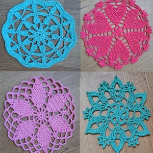 Könnte beinhalten: Vier gehäkelte Deckchen in verschiedenen Farben und Mustern. Die Deckchen sind aus weißem Garn gefertigt und haben ein zartes, spitzenartiges Design. Die Deckchen sind in einem Schachbrettmuster angeordnet.