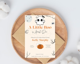 Peut inclure: Une invitation à une baby shower sur le thème d'Halloween avec le texte "A Little Boo is Almost Due". L'invitation présente un fantôme, des toiles d'araignées, une citrouille et le nom "Kelly Murphy".