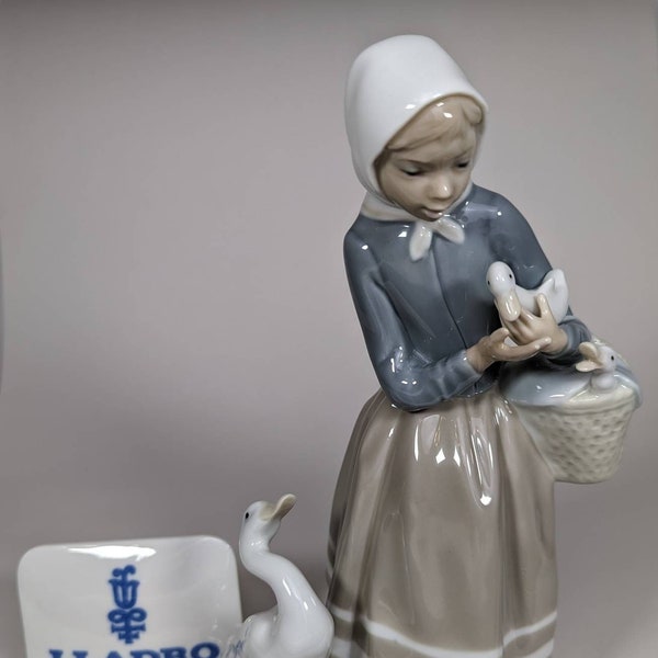 vintage Lladro Figurine Girl with Goose/Duck tenant un panier d'oisons. À la retraite. Porcelaine. À collectionner. N4568. Fabriqué en Espagne.