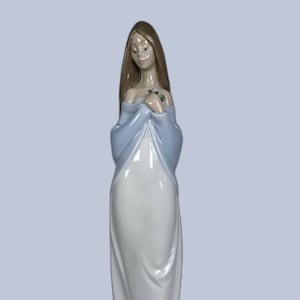 Beautiful Nao by Lladró Floral Beauty Figurine, #02001344, c.2000s, Made in Spain