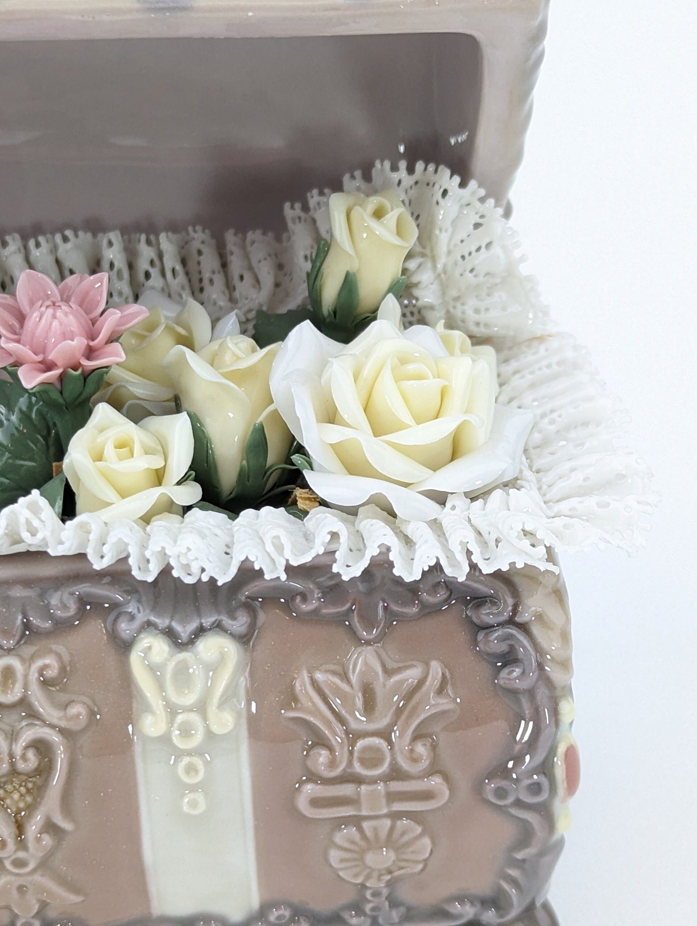 Rare Vintage Flowers Chest Figurine by Lladró, #01001572