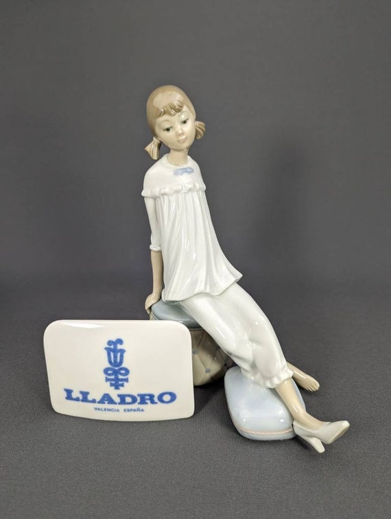 Beautiful Vintage Retired Lladró Figurine girl With Mother's Shoe pijama  Probandose Zapato, 1084, Collectable, Made is Spain -  Canada