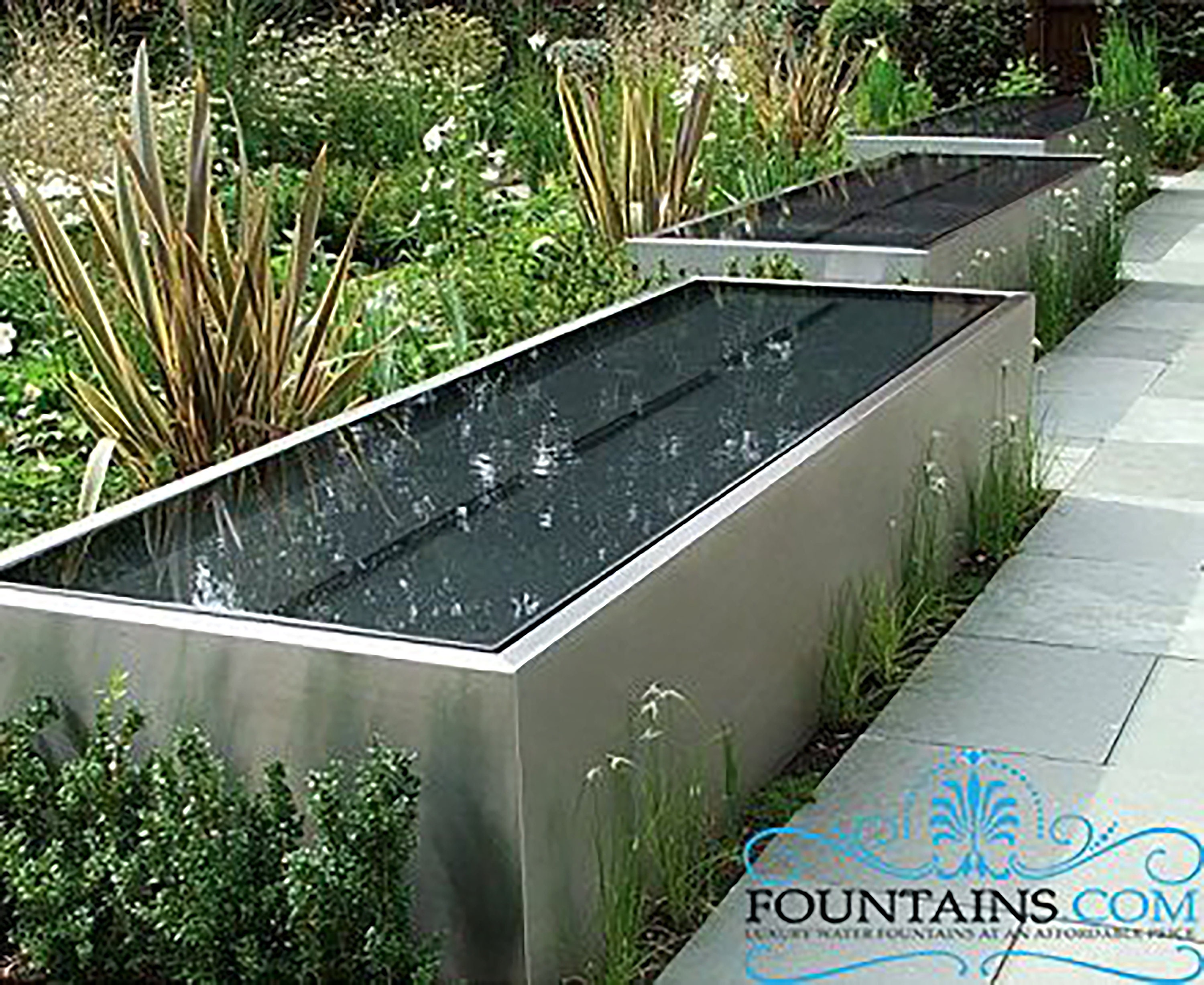 Fontaine de piscine réfléchissante en acier inoxydable - Jeu d'eau intérieur/extérieur moderne pour une ambiance sereine dans le jardin
