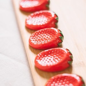 Zorgsteen Aardbei – Handgemaakte sensorische antistresssteen voor angstvermindering en ontspanning