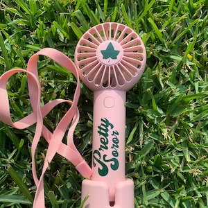 También conocido como ventilador portátil; ventilador de mano; ventilador recargable Alpha Kappa Alpha