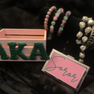 También conocido como titular de la tarjeta de visita /AKA titular de la tarjeta de crédito/ rosa y verde / Alpha Kappa Alpha / AKA regalo / titular de la tarjeta / Aka Grad