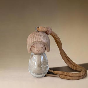 Difusor para coche / Ambientador para coche con forma de muñeca Kokeshi / Aromas naturales, veganos y libres de crueldad animal / Hecho a mano en Suecia