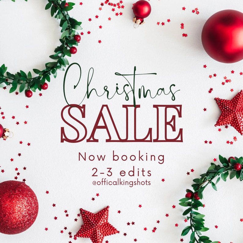 K&ouml;nnte beinhalten: Ein wei&szlig;er Hintergrund mit roten und gr&uuml;nen Weihnachtsdekorationen, darunter ein Kranz, Kugeln und Sterne. Der Text "Christmas SALE" ist in Rot mit schwarzem Umriss geschrieben. Der Text "Now booking 2-3 edits @officialkingshots" ist in Schwarz unter dem Verkaufstext geschrieben.