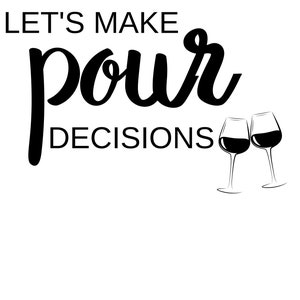以下が含まれることがあります： 「LET'S MAKE POUR DECISIONS」のテキストと、赤い液体が入った2つのワイングラスが描かれた白黒のグラフィック。画像の下部には「SVG」、「PNG」、「JPG」の文字があります。