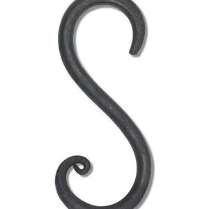 Pode incluir: Um gancho em S de ferro forjado, cinza escuro. O gancho apresenta um design curvo com uma espiral na parte inferior e um topo arredondado. Este gancho decorativo é adequado para pendurar objetos.