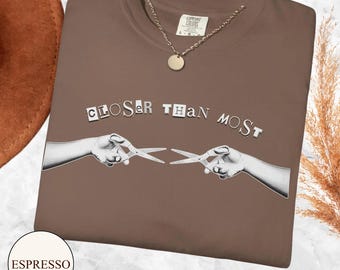 Camiseta lésbica con estampado sutil "Más cerca que la mayoría", camiseta de algodón para el Mes del Orgullo.