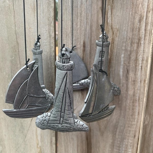 Campanas de viento náuticas vintage de peltre, faros y veleros de metal