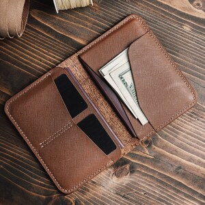 Prestigio en su bolsillo: Cartera para pasaporte de cuero genuino: mejore su estilo de viaje con elegancia atemporal