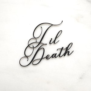 Op de afbeelding: Zwarte cursieve schrift die "Til Death" op een witte achtergrond leest.