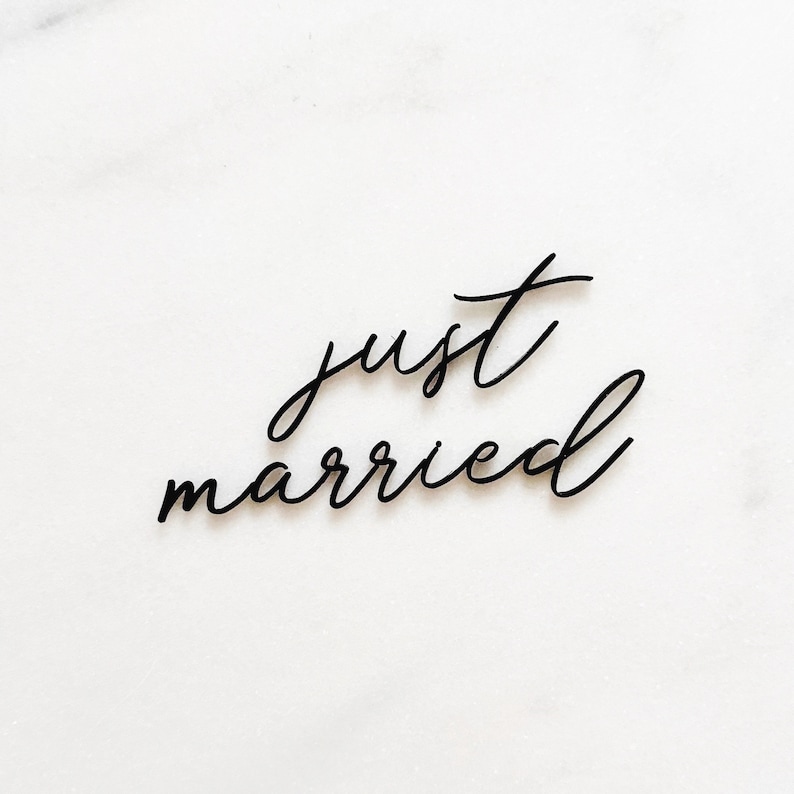 Puede incluir: Un fondo blanco con caligraf&iacute;a negra que dice "just married".