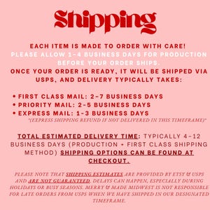 K&ouml;nnte beinhalten: Ein rosa Hintergrund mit dem Wort "Shipping" in dekorativer roter Schrift. Der Text darunter beschreibt Produktions- und Versandzeiten, einschlie&szlig;lich First Class, Priority und Express Mail Optionen, und weist darauf hin, dass Versandsch&auml;tzungen von Etsy und USPS bereitgestellt werden.