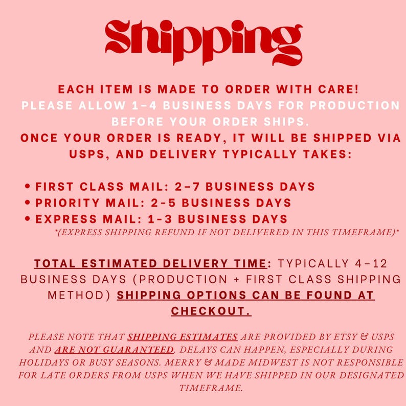 K&ouml;nnte beinhalten: Ein rosa Hintergrund mit dem Wort "Shipping" in dekorativer roter Schrift. Der Text darunter beschreibt Produktions- und Versandzeiten, einschlie&szlig;lich First Class, Priority und Express Mail Optionen, und weist darauf hin, dass Versandsch&auml;tzungen von Etsy und USPS bereitgestellt werden.