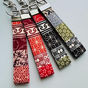 Llavero de tela japonesa, negro, rojo, patrones tradicionales japoneses, correa para la muñeca, pulsera, llavero, tela japonesa