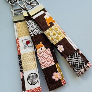 Llavero de tela japonesa, Shiba Inu a cuadros marrones, correa para la muñeca, pulsera, llavero, tela japonesa