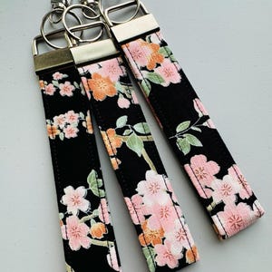 Llavero de tela japonesa, diseño floral negro, correa para la muñeca, pulsera, llavero, tela japonesa