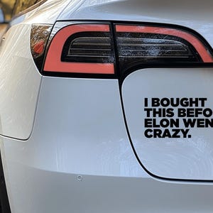 Adesivo Auto "I Bought This Before Elon WENT CRAZY" - 115x60mm, Contorno Bianco, Per Tesla E Non Solo - Foto 2