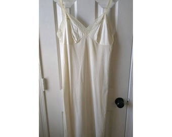 Full Slip Vanity Fair Vintage Nylon Size 36 Ivory
