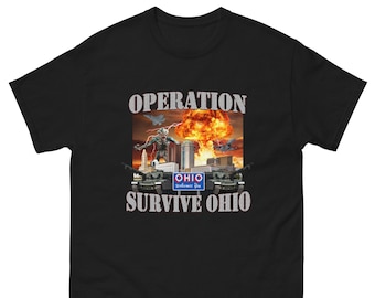 Könnte beinhalten: Schwarzes T-Shirt mit dem Text "OPERATION SURVIVE OHIO". Die Grafik zeigt eine Stadt, Militärfahrzeuge, ein Monster und eine Atombombenexplosion. Das T-Shirt hat eine klassische Passform und kurze Ärmel.