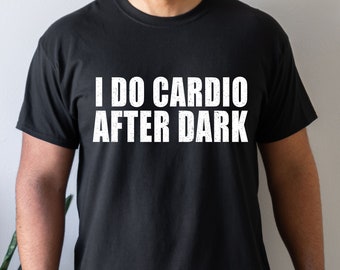 Camiseta "Eu faço cardio depois do anoitecer", camiseta de treino, camiseta de musculação, camiseta para academia, camiseta divertida para exercícios aeróbicos, camiseta engraçada para academia.