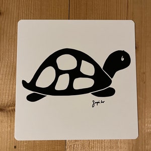 Carte contrastée 'Turtle' de SapitoBaby pour bébés et nouveau-nés pour un soutien précoce