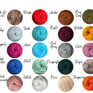Pu&ograve; includere: Una collezione di gomitoli di lana in vari colori, tra cui rosso, blu, verde e viola. Ogni gomitolo &egrave; etichettato con un nome di colore, come "Rouge", "Jade" e "Magenta". La lana sembra morbida e adatta per progetti di maglia o uncinetto.