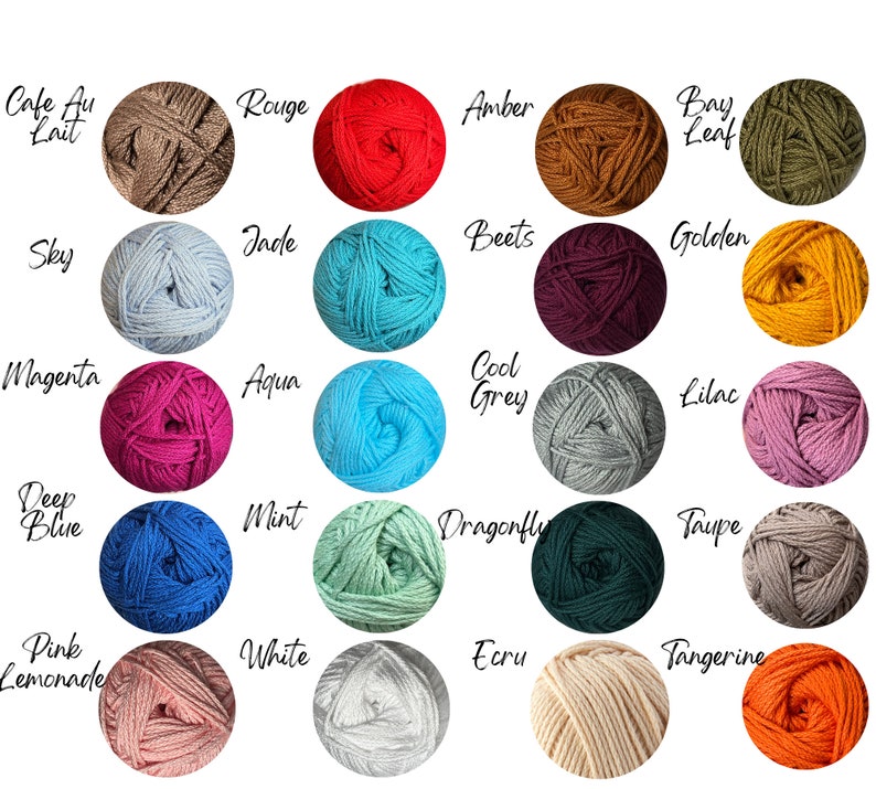 Pu&ograve; includere: Una collezione di gomitoli di lana in vari colori, tra cui rosso, blu, verde e viola. Ogni gomitolo &egrave; etichettato con un nome di colore, come "Rouge", "Jade" e "Magenta". La lana sembra morbida e adatta per progetti di maglia o uncinetto.